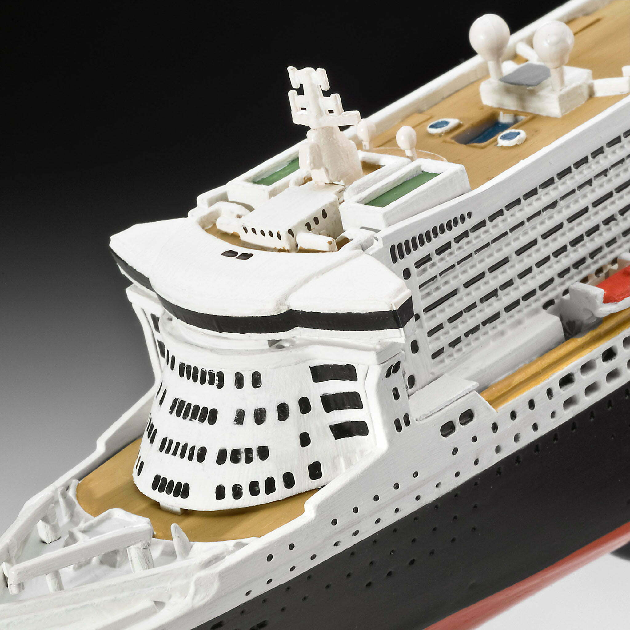 Model Kit - Queen Mary 2